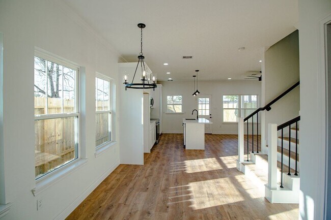 922 W Austin St unit A, Conroe, TX 77301 - photo 5