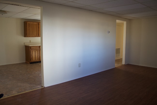 209 E 11th St, Newton, KS 67114 - photo 3