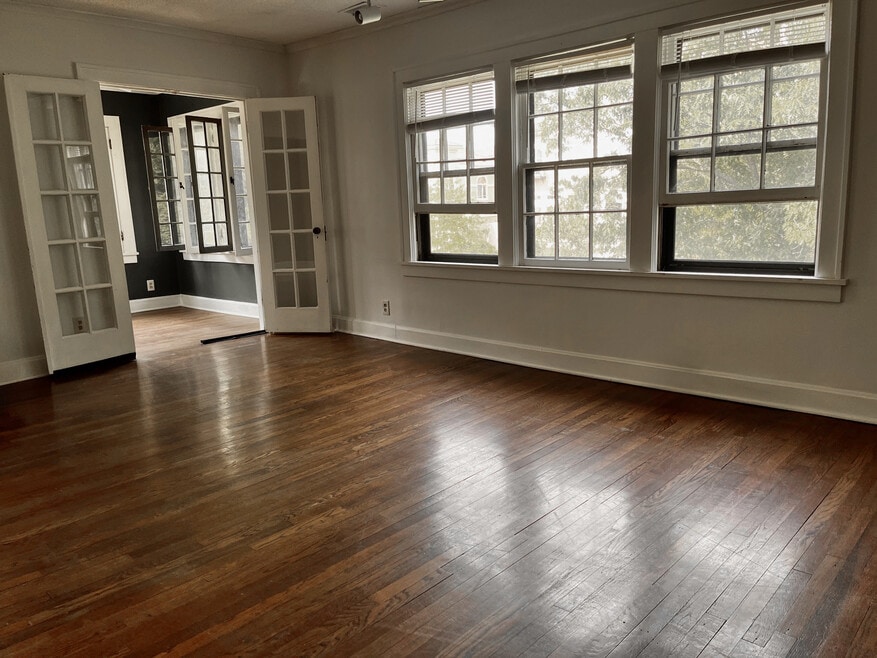 5035 Walnut St unit 5035 Walnut, Kansas City, MO 64112 - photo 1