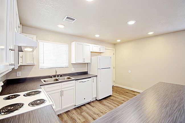 Palm Desert Apartments, Phoenix, AZ 85051 - photo 7