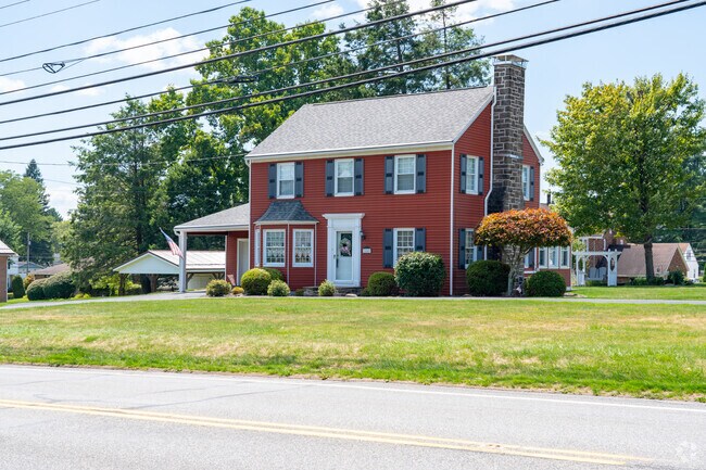 Colonial houses are very common in Elim.