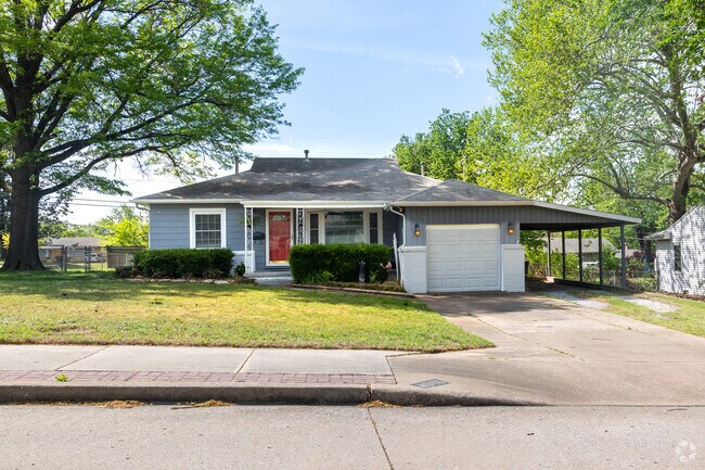 Hoover’s Midtown Tulsa location offers a quick 10-minute drive to Downtown Tulsa.