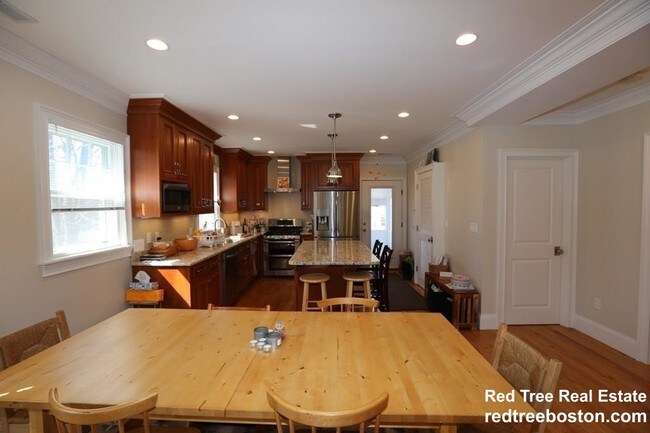 7 Acron Rd unit 2, Brookline, MA 02445 - photo 2