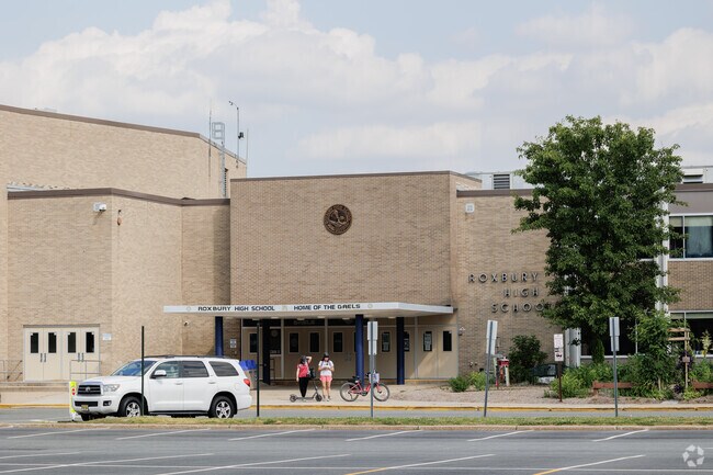 Roxbury High School in Succasunnaa has a student-teacher ratio of 10 to 1.