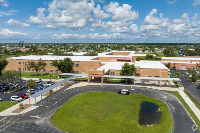 Diplomat Middle School in the Mariner Neighborhood has 809 students.