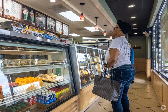 Satisfy your sweet cravings with delightful treats at Yum Yum Donuts near Hawarden Hills.