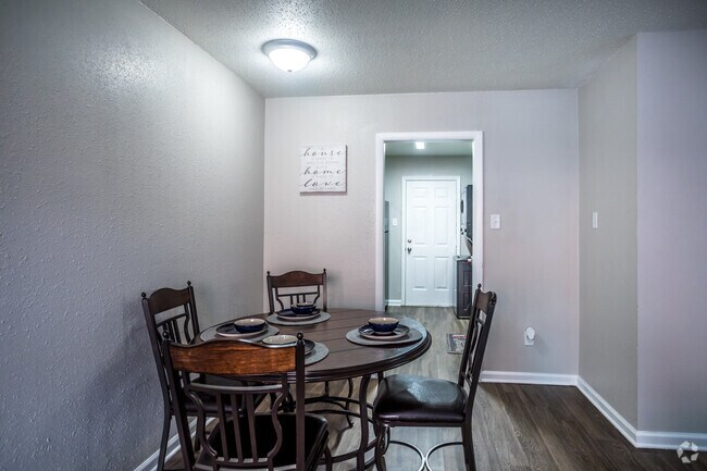 2 BR, 1.5 BA - 807SF