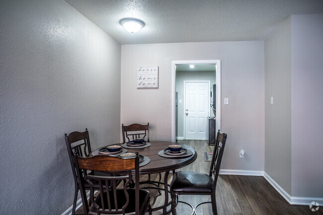2 BR, 1.5 BA - 807SF