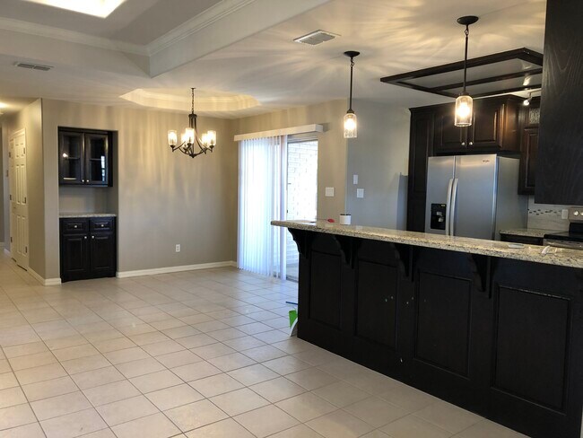 Stunning unit with lots of amenities!