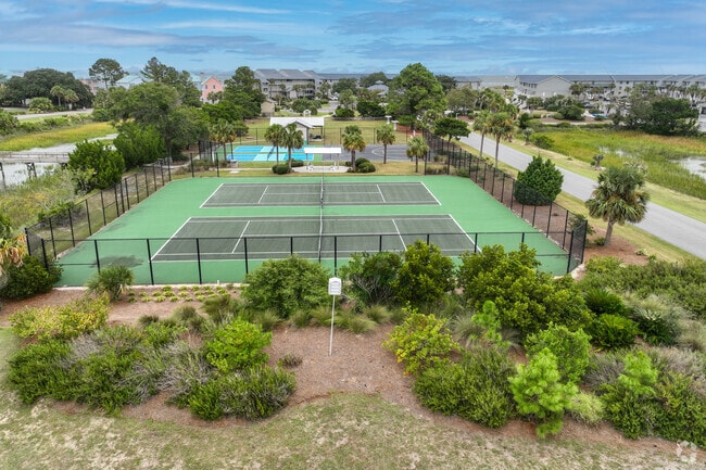 You can enjoy racquet sports and basketball at the sports area in Harbor Island.