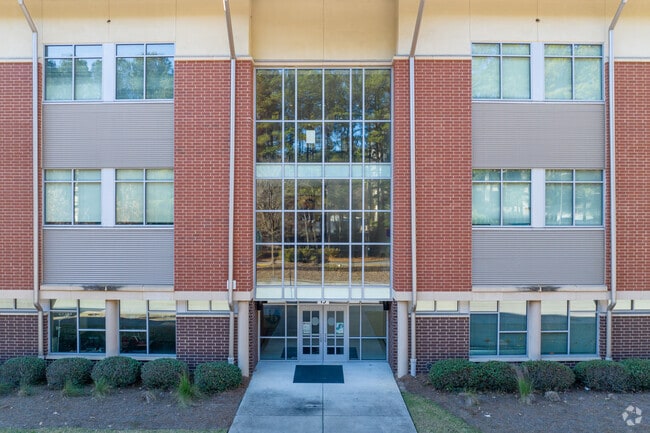 Heards Ferry Elementary has a 13 to 1 student-teacher ratio.