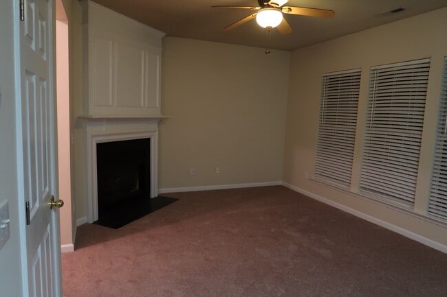 Family Room w/gas fireplace
