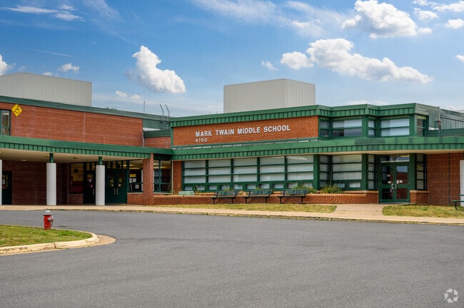 Twain Middle School receives a A- minus from Niche.