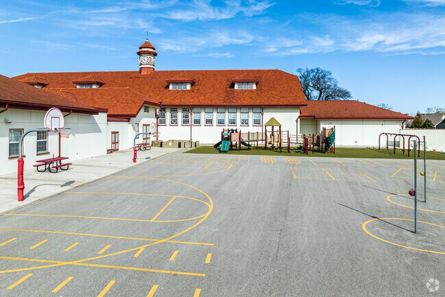 Longview Elementary School serves students from kindergarten through Grade 6 in Longview.