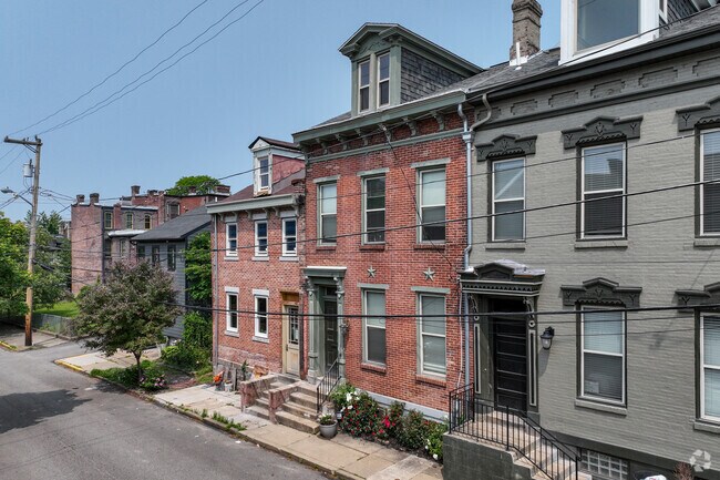 Another architecture style popular in Central Northside is townhouses.