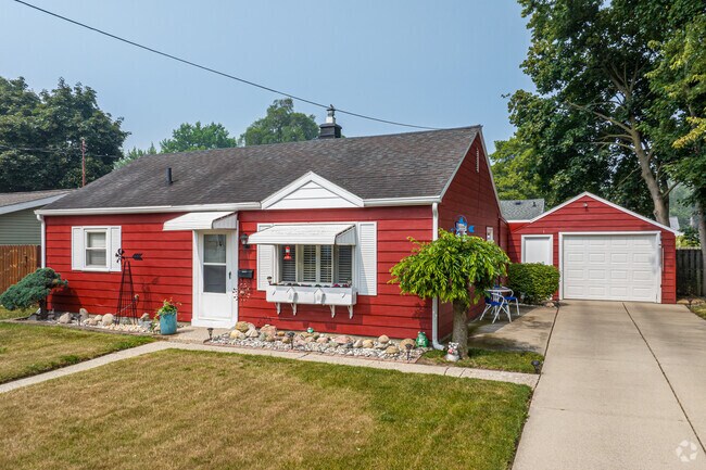 There are some unique Minimal Traditional homes in the Bassett Park neighborhood.