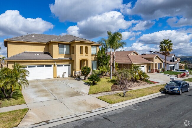 Large homes lined the hillsides of Eagle Glen.