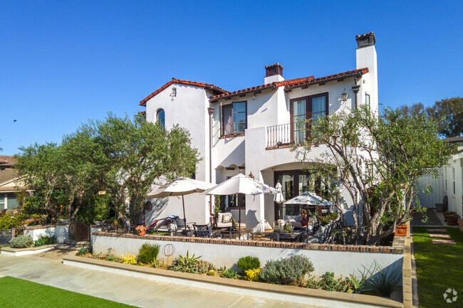 Modern villa with Spanish style near the Ocean in Downtown Huntington Beach.