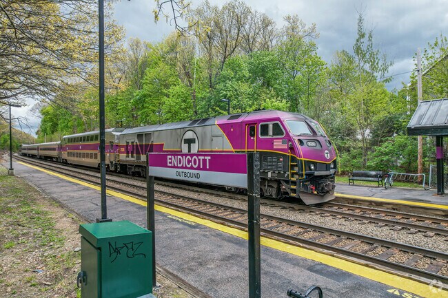 Residents and visitors in Oakdale have easy access to the rail train station in Oakdale.