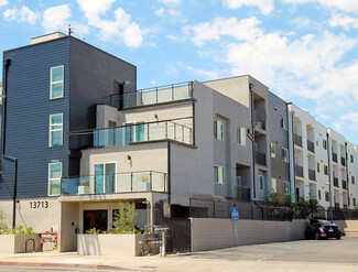 13713 Oxnard St, Van Nuys, CA 91401