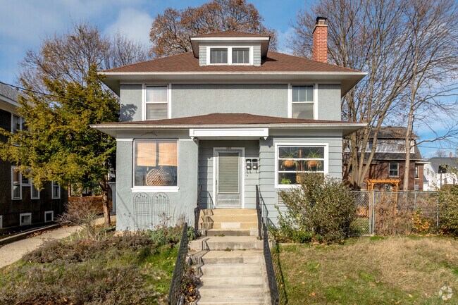American 4-Squares are just one of the historical home styles found in Gifford Park.