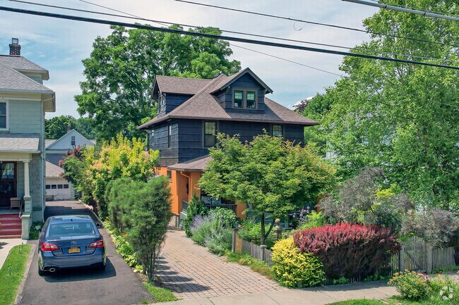 Homs of all shapes and sizes make up much of the Far West Side community.