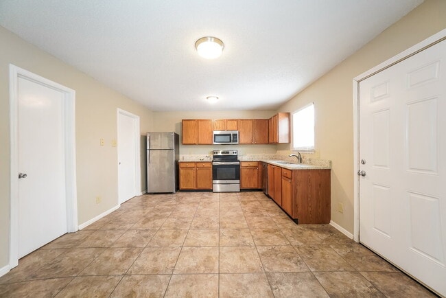 9033 Southernwood Way, Indianapolis, IN 46231 - photo 5