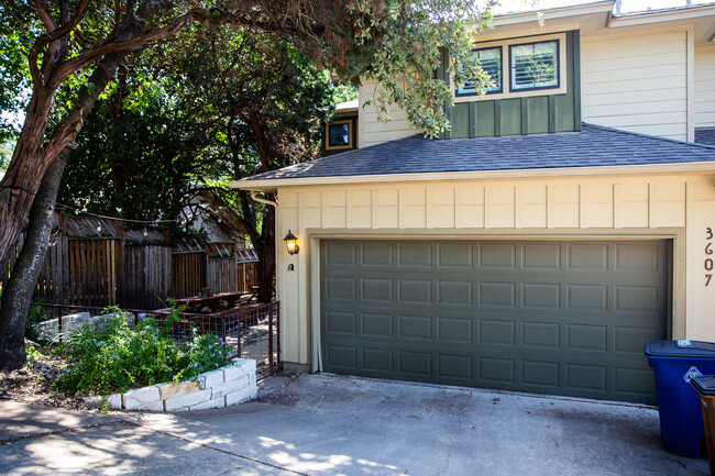 2 car garage with additional parking spot in driveway. Gated yard for doggies