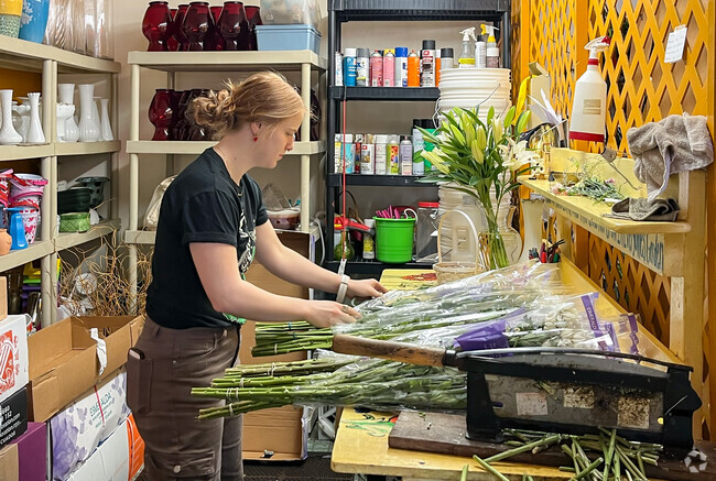 Kim E's Flowers is the best place for a bouquet or roses in Highland View.