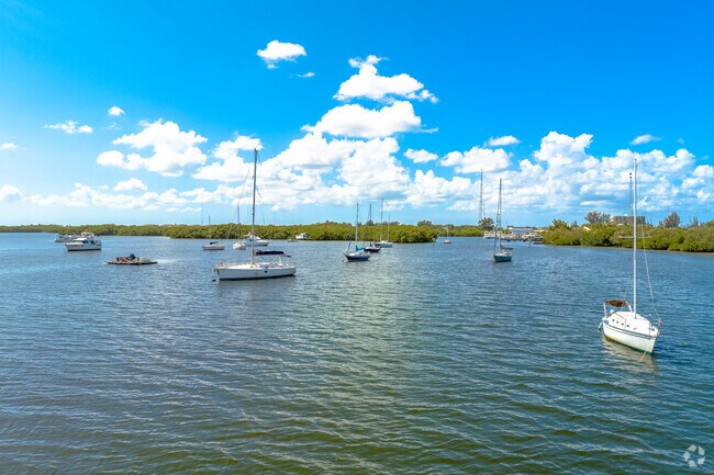 Harcourt’s location offers easy access to fishing and kayaking on the bay.