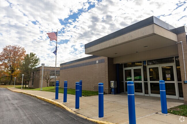 Reynolds Elementary School provides education in the neighborhood of 
Reynolds Heights.