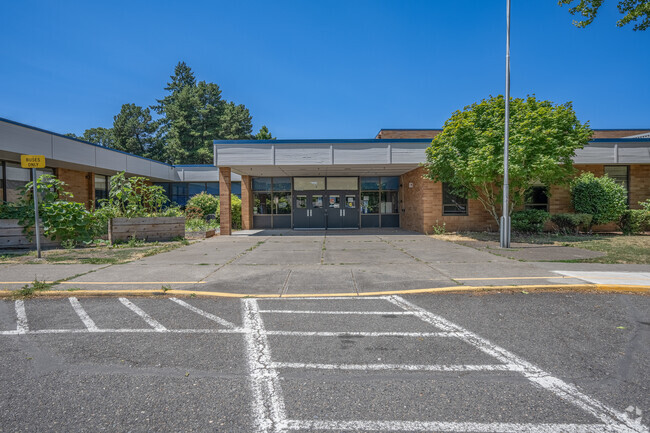 Kinnaman Elementary School entrance in Aloha, Oregon.
