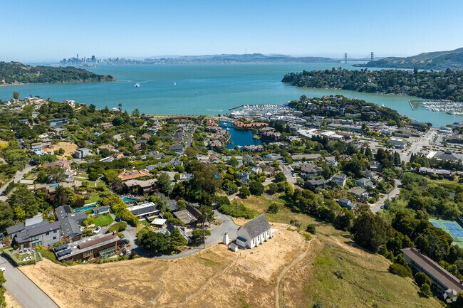 Italian for “beautiful view,” Belvedere’s name completely wraps up this bayside community.