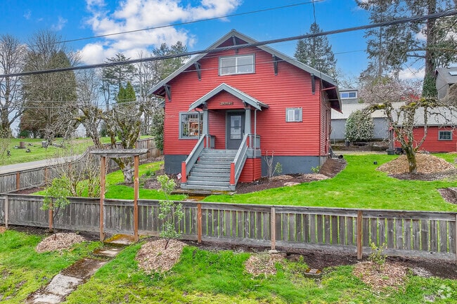 Mid Century Craftsman Style Home in Collins View Portland