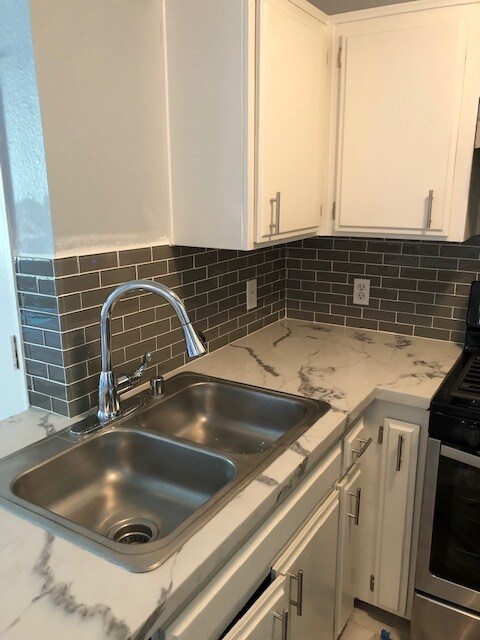 11244 Morrison Ave unit 3- 2nd floor, Valley Village, CA 91601 - photo 3