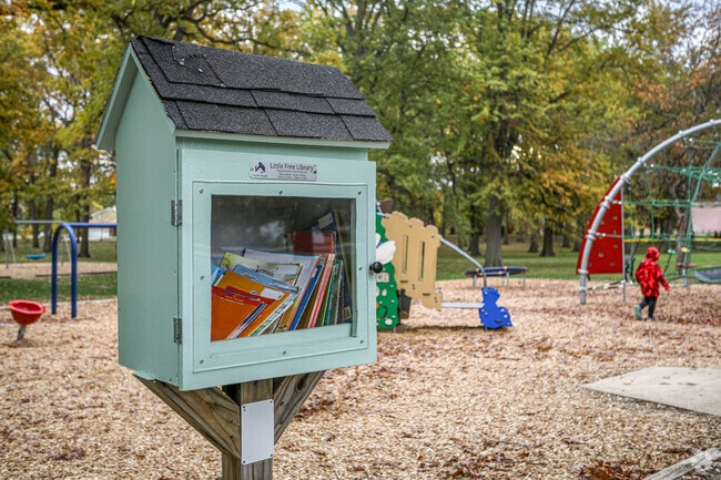 Free libraries can be found near Brentwood Park.