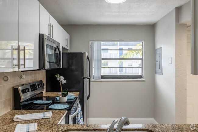 2 BR, 2 BA - 742SQFT