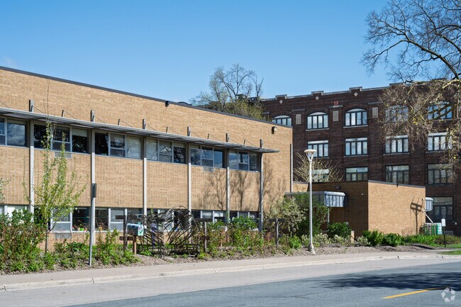 Hamilton Early Learning Center is a public elementary school.