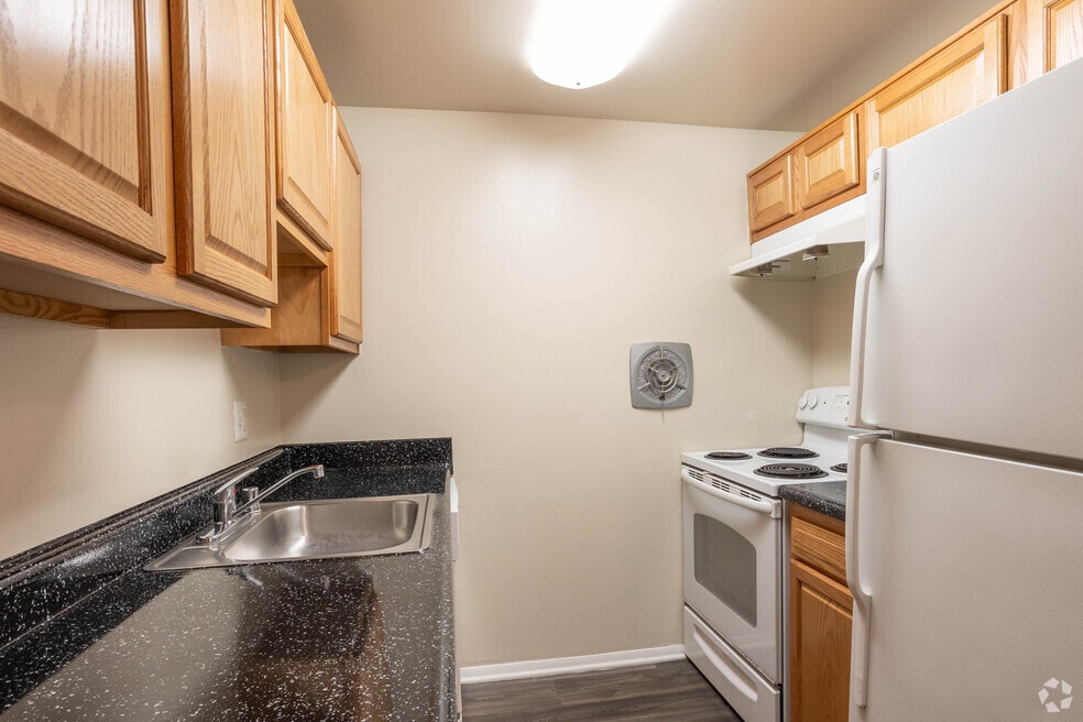 2BR, 1BA - 798SF