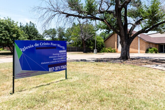 Iglesia de Cristo Fort Worth shares space with Pathway Christian Academy.