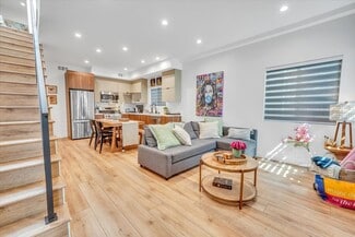 14541 Weddington St, Sherman Oaks, CA 91411