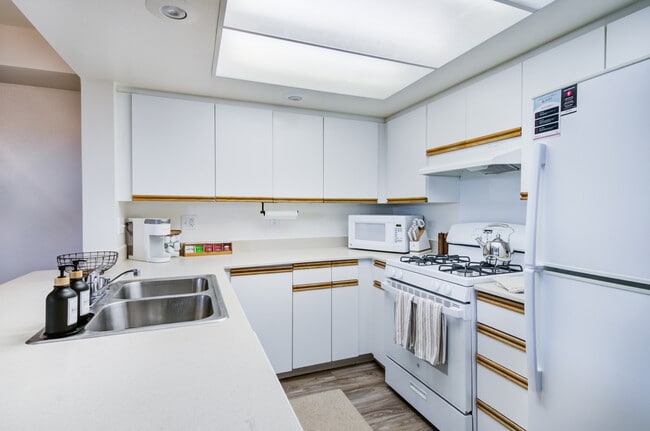 Bayview Hills – Military Housing, San Diego, CA 92139 - photo 5