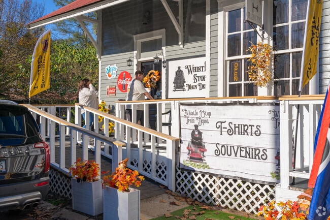 Juliette receives visitors year-round because of the film Fried Green Tomatoes.