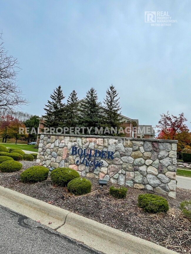 1852 Flagstone Cir unit 52, Rochester, MI 48307 - photo 2