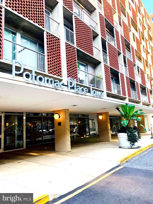 800 4th St SW Unit S217, Washington, DC 20024