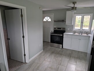 482 Plain Hill Rd Unit Left unit, Norwich, CT 06360