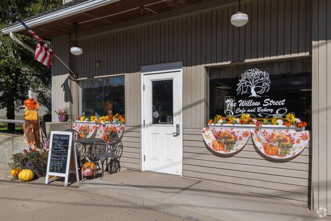 At Willow Street Cafe & Bakery enjoy freshly baked goods & casual dining near Cogan House.