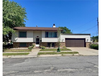 901 Summer St NE, Minneapolis, MN 55413