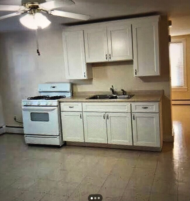 1172 Roosevelt Ave Unit Third, Pawtucket, RI 02861