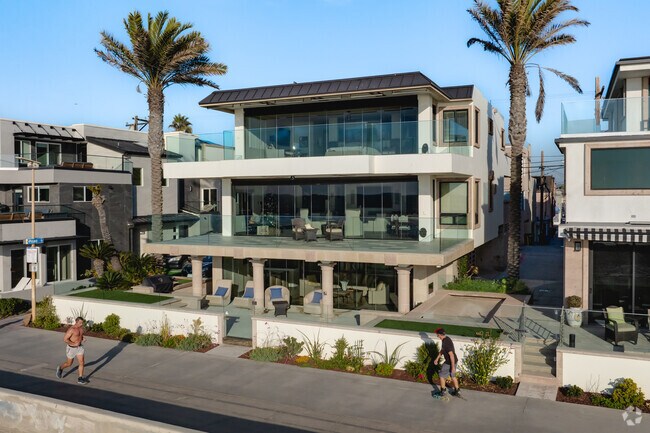 Large custom homes with stunning ocean views can be found along the coast of Mission Beach.